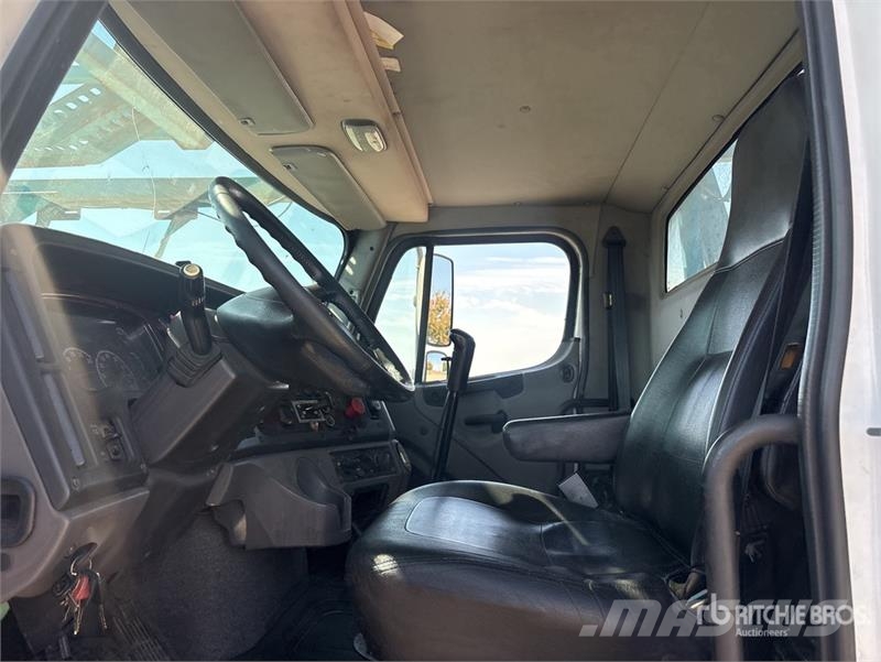 Freightliner 114SD 6x4 Car Carrier Truck Transport vehicles