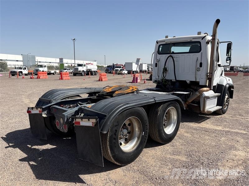 Freightliner 114SD 6x4 T/A Day Cab Truck Tractor Vlačilci