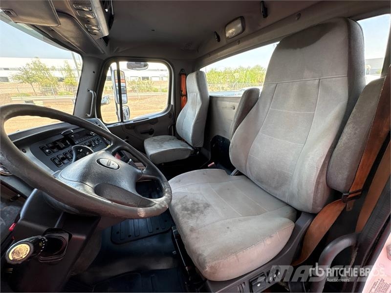 Freightliner 114SD 6x4 T/A Day Cab Truck Tractor Vlačilci