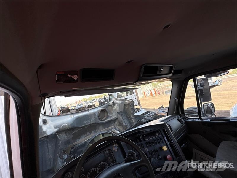 Freightliner 114SD 6x4 T/A Day Cab Truck Tractor Vlačilci