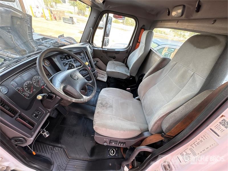 Freightliner 114SD 6x4 T/A Day Cab Truck Tractor Vlačilci