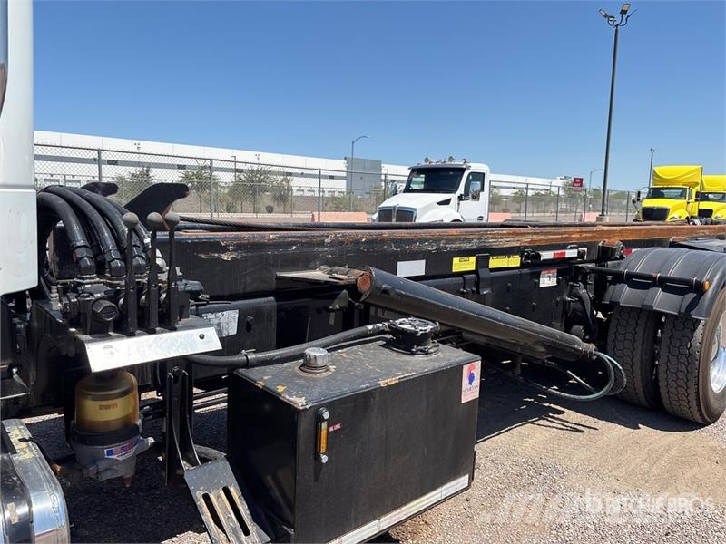 Freightliner 114SD 6x4 Roll-Off Truck Camion con cassone scarrabile
