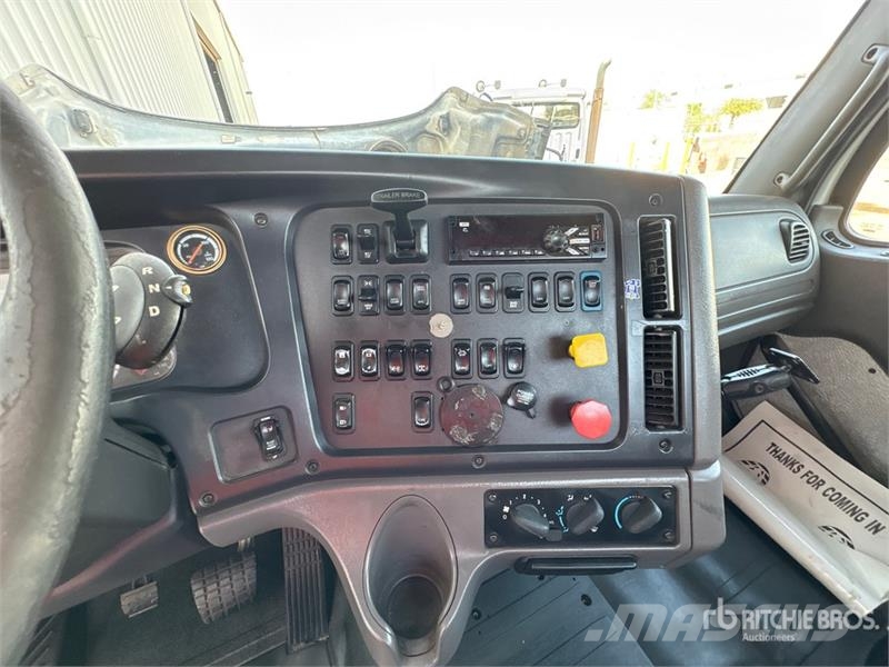 Freightliner 114SD 6x4 T/A Day Cab Truck Tractor Vlačilci
