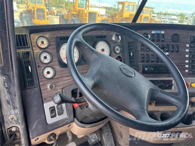 Freightliner 122 SD 6x4 T/A Sleeper Truck Tractor Vlačilci