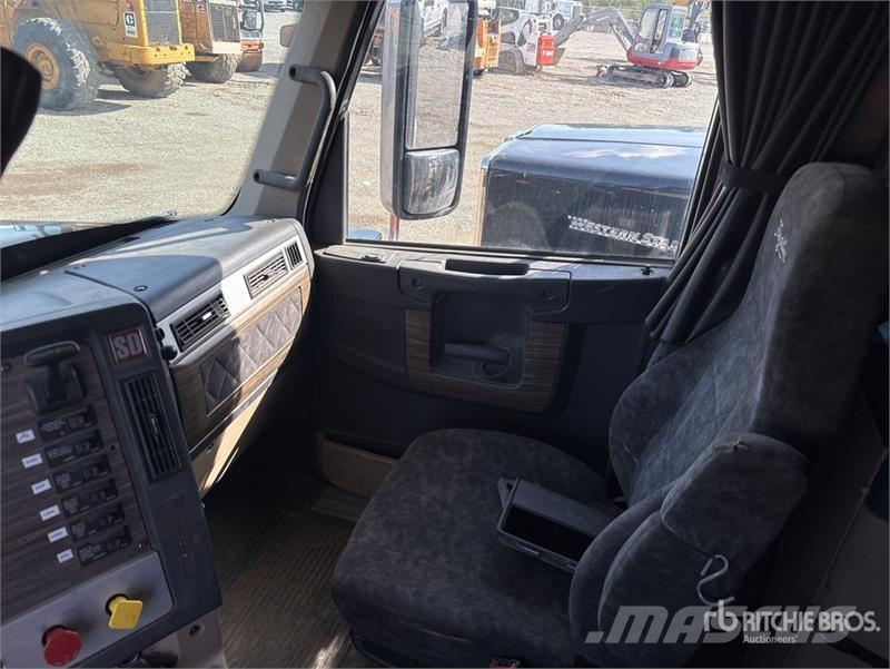 Freightliner 122 SD 6x4 T/A Sleeper Truck Tractor Vlačilci