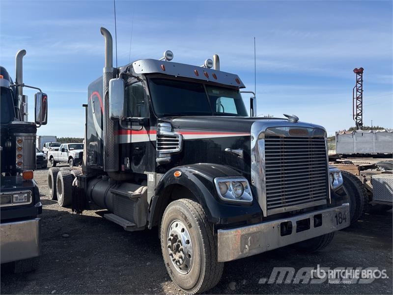 Freightliner 122 SD 6x4 T/A Sleeper Truck Tractor Vlačilci