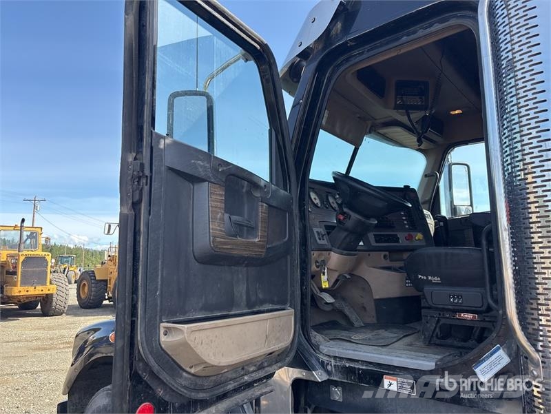 Freightliner 122 SD 6x4 T/A Sleeper Truck Tractor Vlačilci