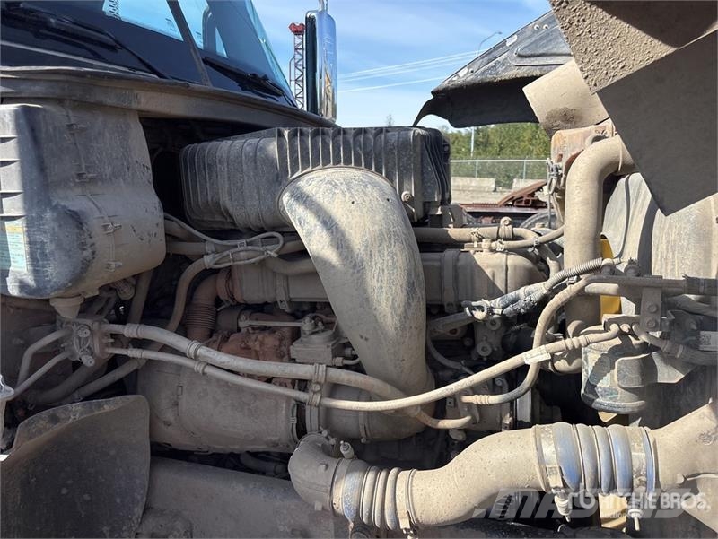 Freightliner 122 SD 6x4 T/A Sleeper Truck Tractor Vlačilci