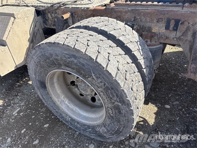 Freightliner 122 SD 6x4 T/A Sleeper Truck Tractor Vlačilci