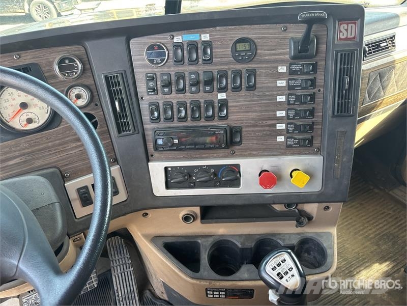 Freightliner 122 SD 6x4 T/A Sleeper Truck Tractor Vlačilci