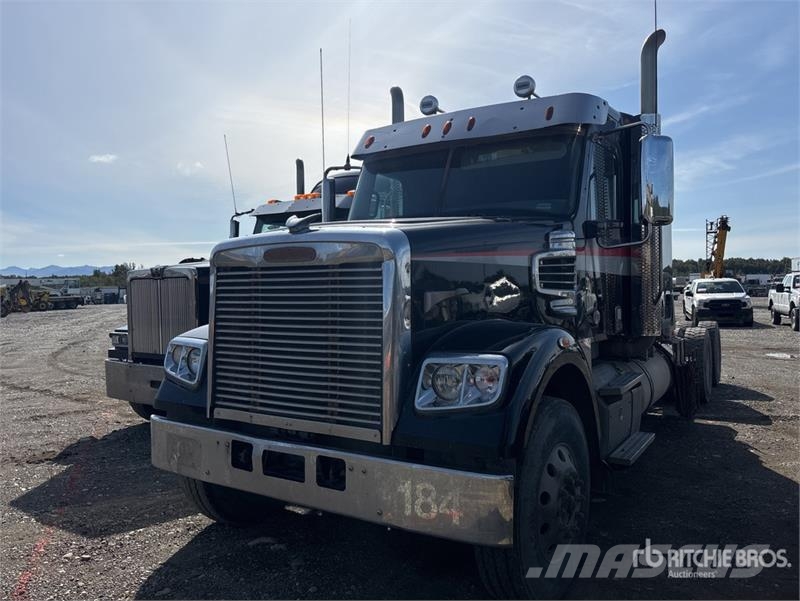 Freightliner 122 SD 6x4 T/A Sleeper Truck Tractor Vlačilci