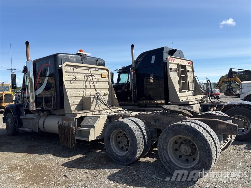 Freightliner 122 SD 6x4 T/A Sleeper Truck Tractor Vlačilci