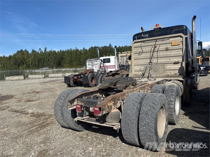 Freightliner 122 SD 6x4 T/A Sleeper Truck Tractor Vlačilci