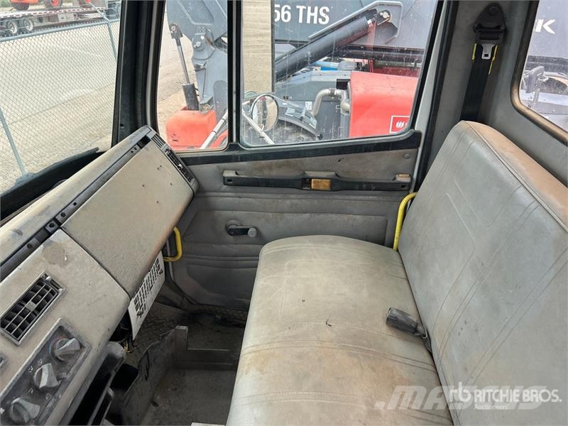 Freightliner 455 8 ton Straight Boom on Freightliner FL80 4x2 B Kranbilar
