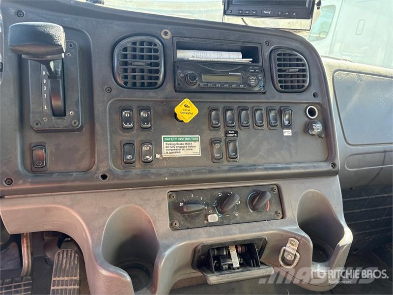 Freightliner 4x2 Service Truck Municipal / general purpose vehicles