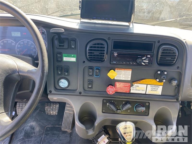 Freightliner 5200R 8100 lb Knuckle Boom on Freightliner 108SD 1 Truck mounted cranes