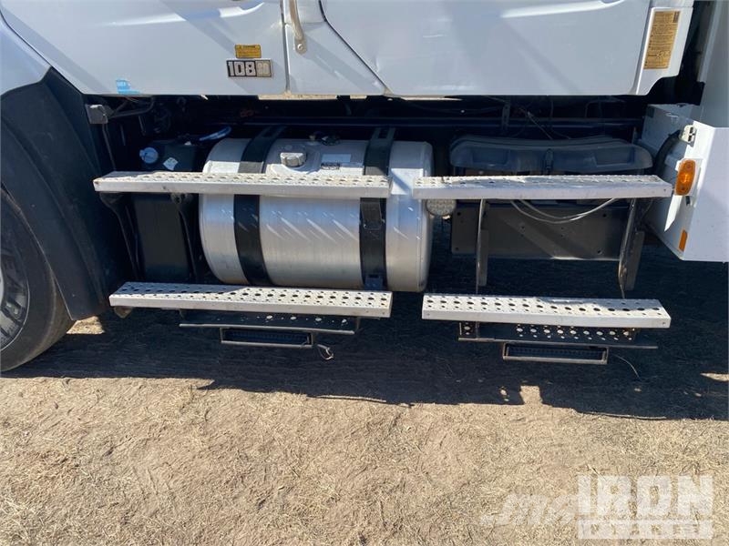 Freightliner 5200R 8100 lb Knuckle Boom on Freightliner 108SD 1 Truck mounted cranes