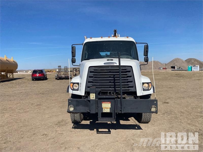 Freightliner 5200R 8100 lb Knuckle Boom on Freightliner 108SD 1 Truck mounted cranes