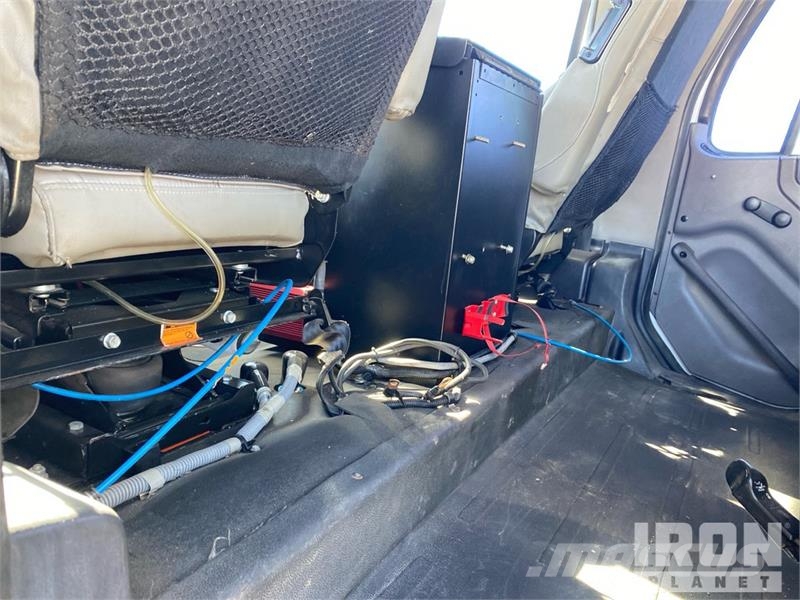 Freightliner 5200R 8100 lb Knuckle Boom on Freightliner 108SD 1 Truck mounted cranes