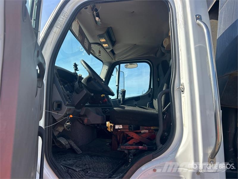 Freightliner 6x4 T/A Dump Truck Pašizgāzējs