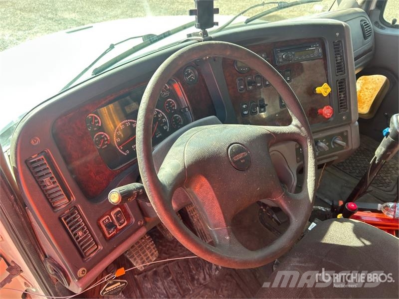Freightliner 6x4 T/A Dump Truck Pašizgāzējs