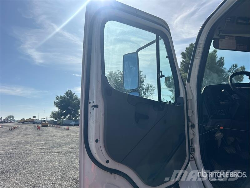 Freightliner 6x4 T/A Dump Truck Pašizgāzējs