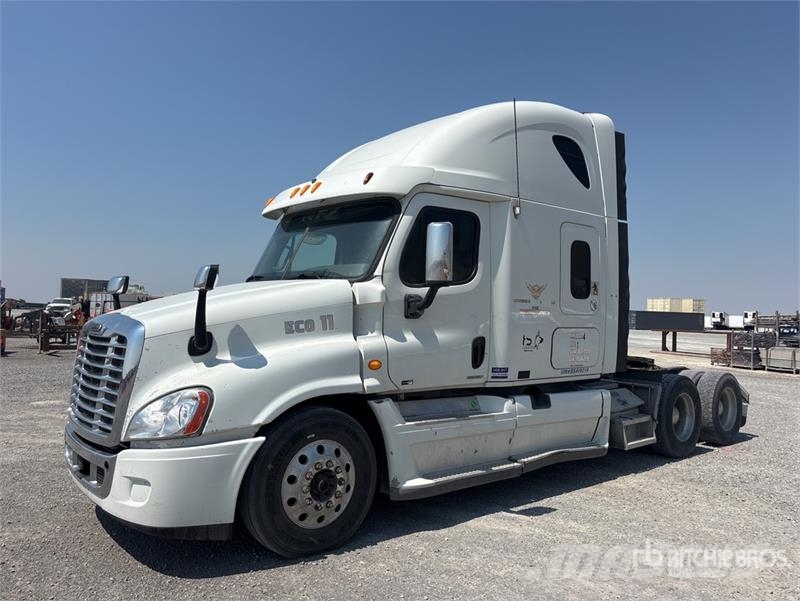 Freightliner 6x4 T/A Sleeper Truck Tractor Vilcēji