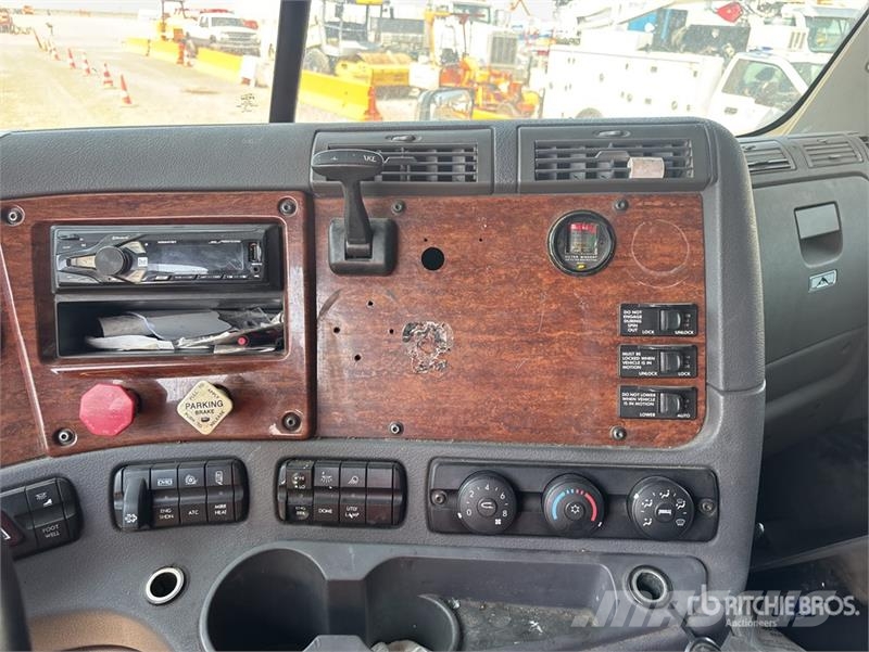Freightliner 6x4 T/A Sleeper Truck Tractor Vilcēji