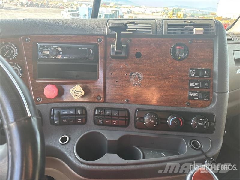 Freightliner 6x4 T/A Sleeper Truck Tractor 中古トラクターヘッド | トレーラーヘッド