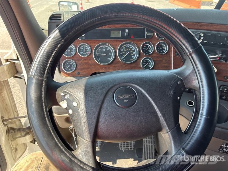 Freightliner 6x4 T/A Sleeper Truck Tractor Vilcēji