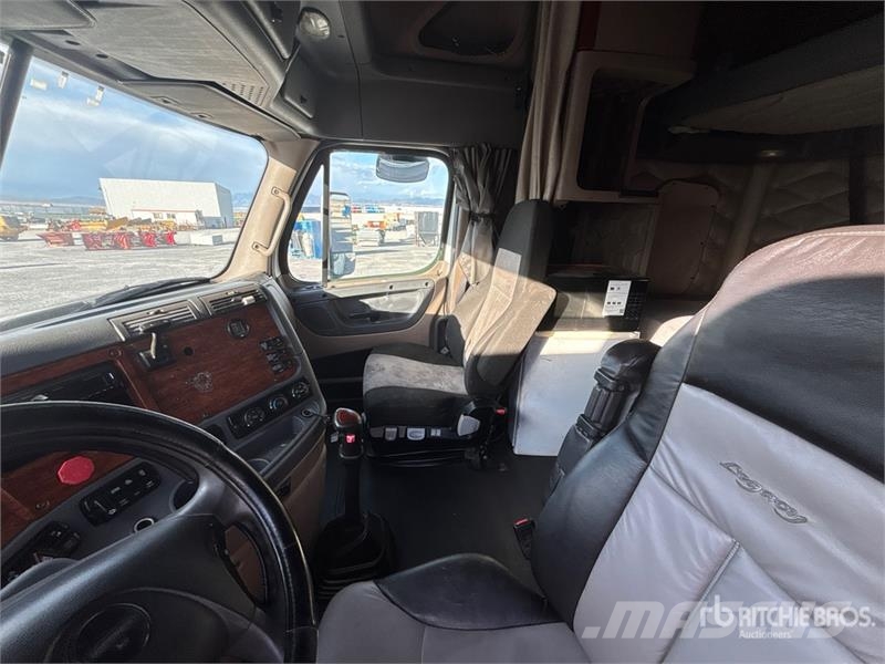 Freightliner 6x4 T/A Sleeper Truck Tractor 中古トラクターヘッド | トレーラーヘッド