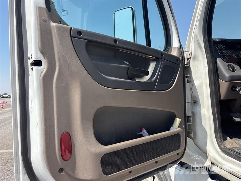 Freightliner 6x4 T/A Sleeper Truck Tractor Vilcēji