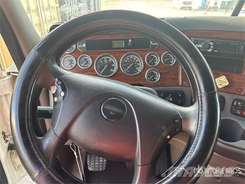 Freightliner 6x4 T/A Sleeper Truck Tractor 中古トラクターヘッド | トレーラーヘッド