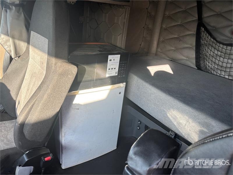 Freightliner 6x4 T/A Sleeper Truck Tractor 中古トラクターヘッド | トレーラーヘッド