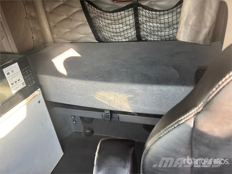 Freightliner 6x4 T/A Sleeper Truck Tractor 中古トラクターヘッド | トレーラーヘッド