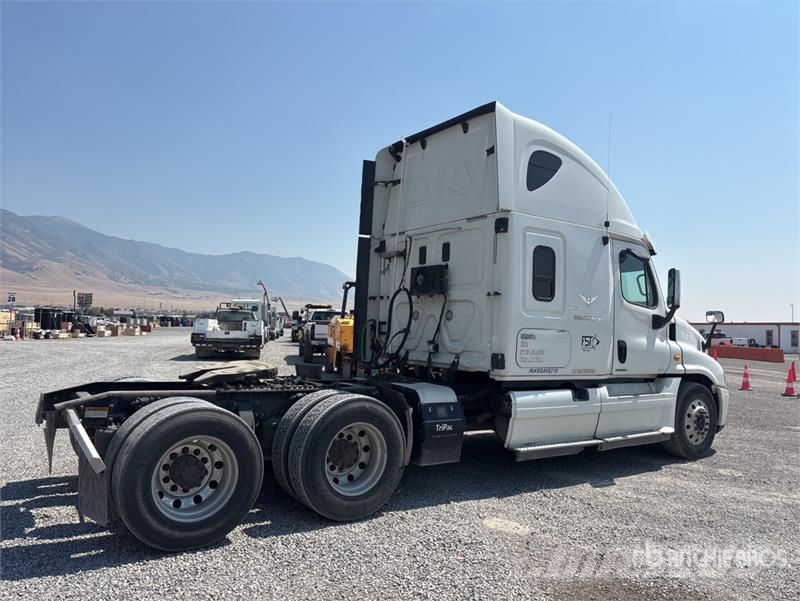 Freightliner 6x4 T/A Sleeper Truck Tractor Vilcēji