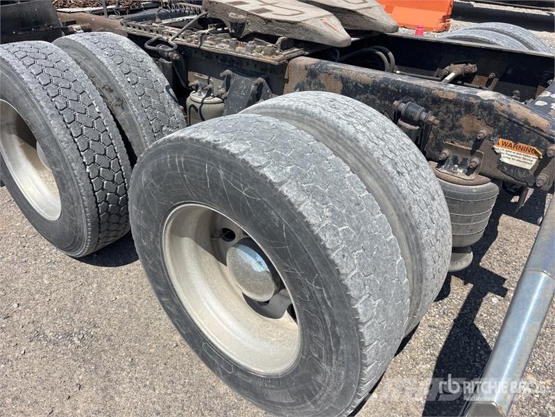 Freightliner 6x4 T/A Sleeper Truck Tractor Vilcēji