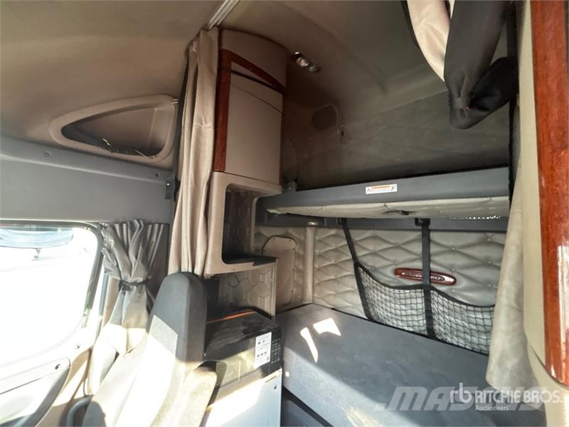 Freightliner 6x4 T/A Sleeper Truck Tractor 中古トラクターヘッド | トレーラーヘッド