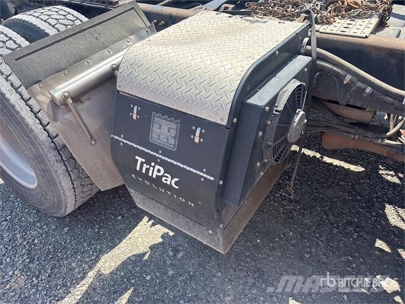 Freightliner 6x4 T/A Sleeper Truck Tractor Vilcēji
