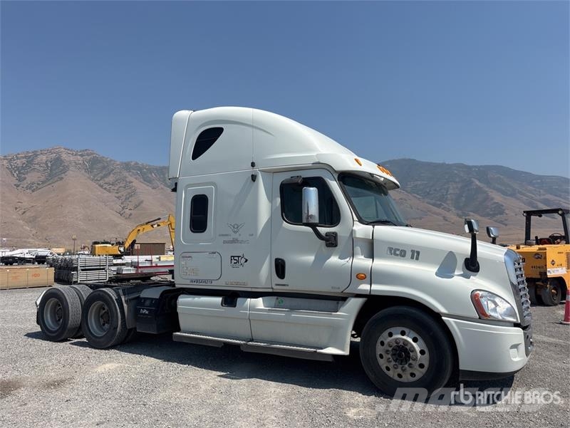 Freightliner 6x4 T/A Sleeper Truck Tractor Vilcēji