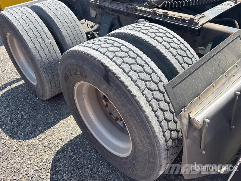 Freightliner 6x4 T/A Sleeper Truck Tractor Vilcēji