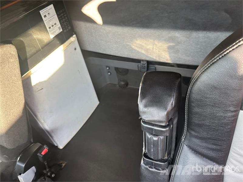 Freightliner 6x4 T/A Sleeper Truck Tractor 中古トラクターヘッド | トレーラーヘッド