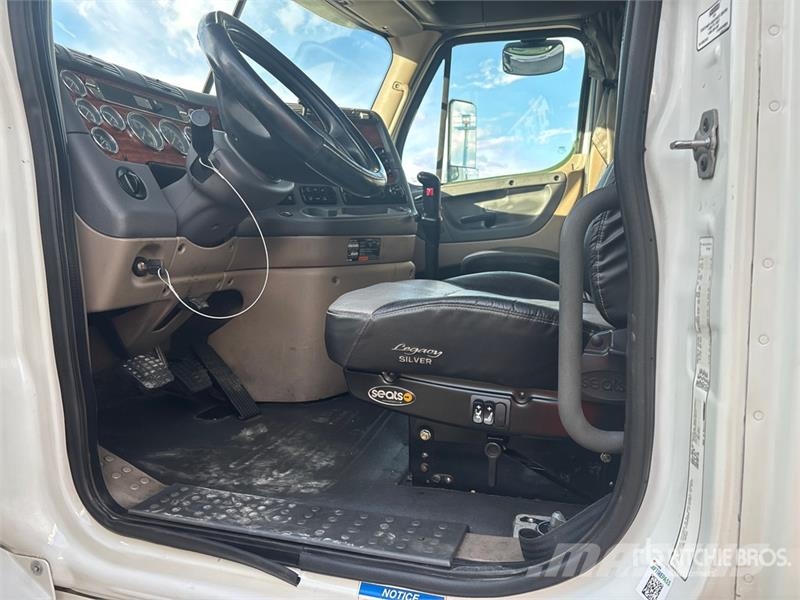 Freightliner 6x4 T/A Sleeper Truck Tractor 中古トラクターヘッド | トレーラーヘッド