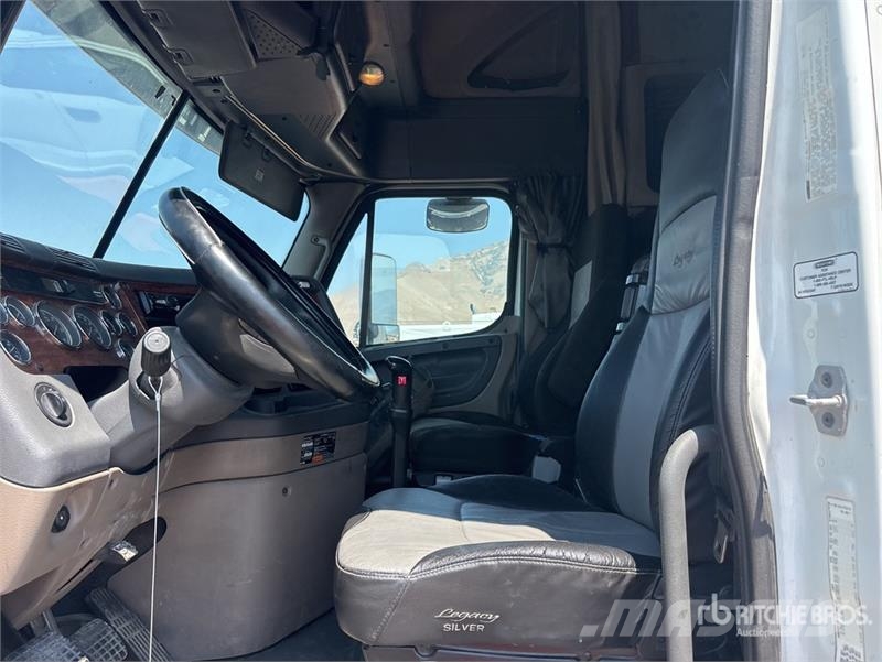 Freightliner 6x4 T/A Sleeper Truck Tractor Vilcēji