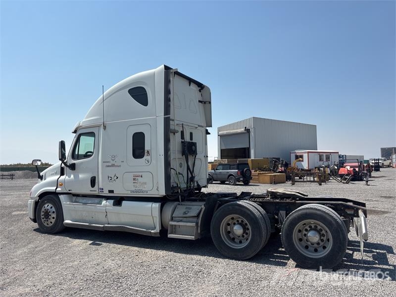 Freightliner 6x4 T/A Sleeper Truck Tractor Vilcēji