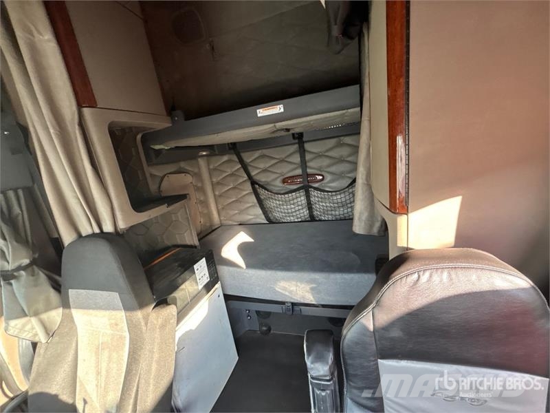 Freightliner 6x4 T/A Sleeper Truck Tractor 中古トラクターヘッド | トレーラーヘッド