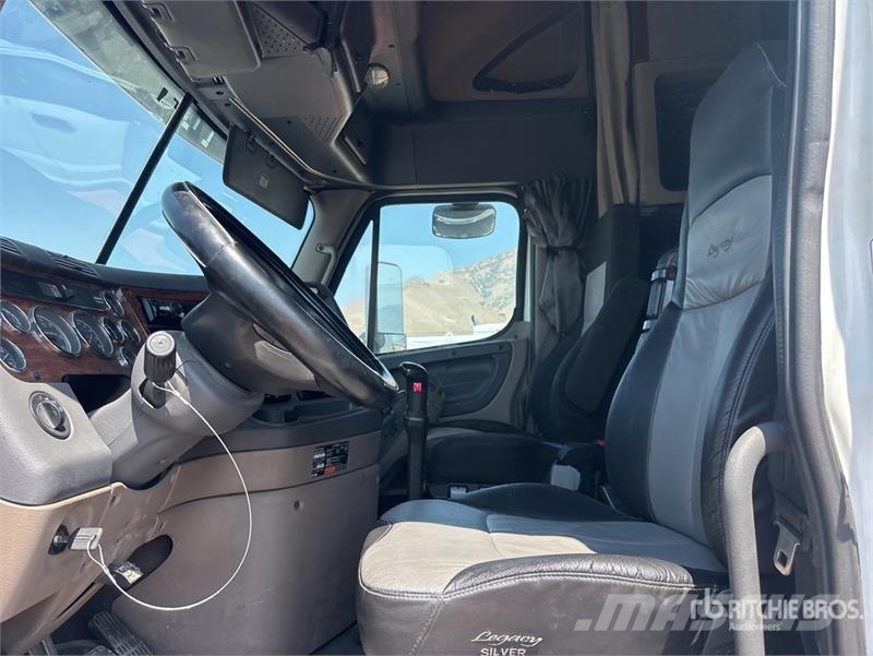 Freightliner 6x4 T/A Sleeper Truck Tractor Vilcēji