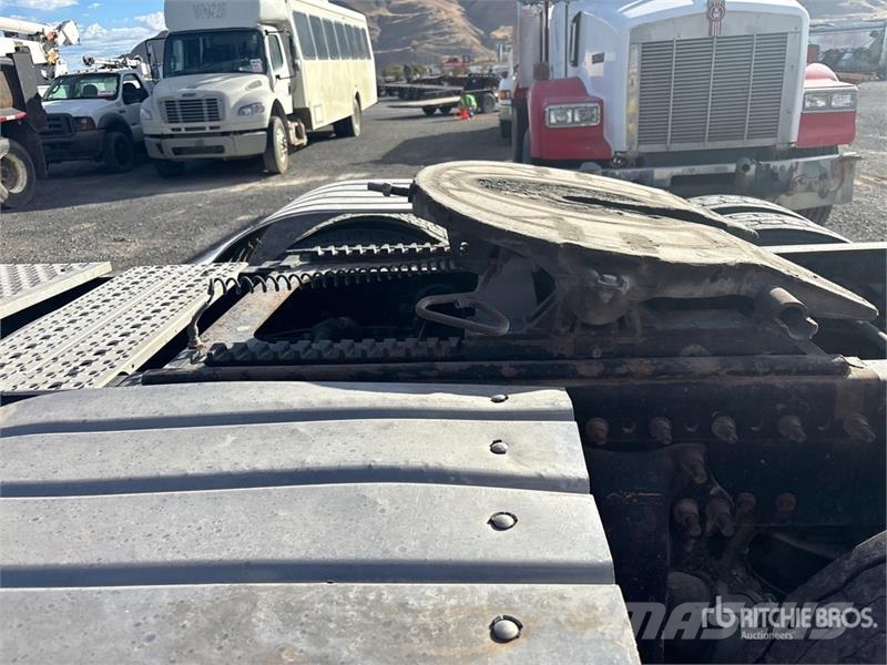 Freightliner C120 6x4 T/A Day Cab Truck Tractor Vilcēji