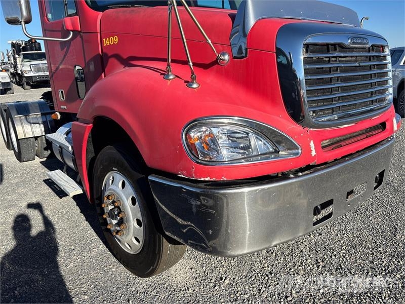 Freightliner C120 6x4 T/A Day Cab Truck Tractor وحدات الجر