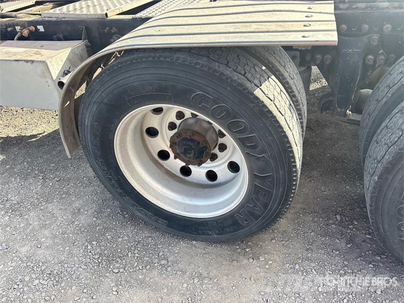 Freightliner C120 6x4 T/A Day Cab Truck Tractor Vilcēji